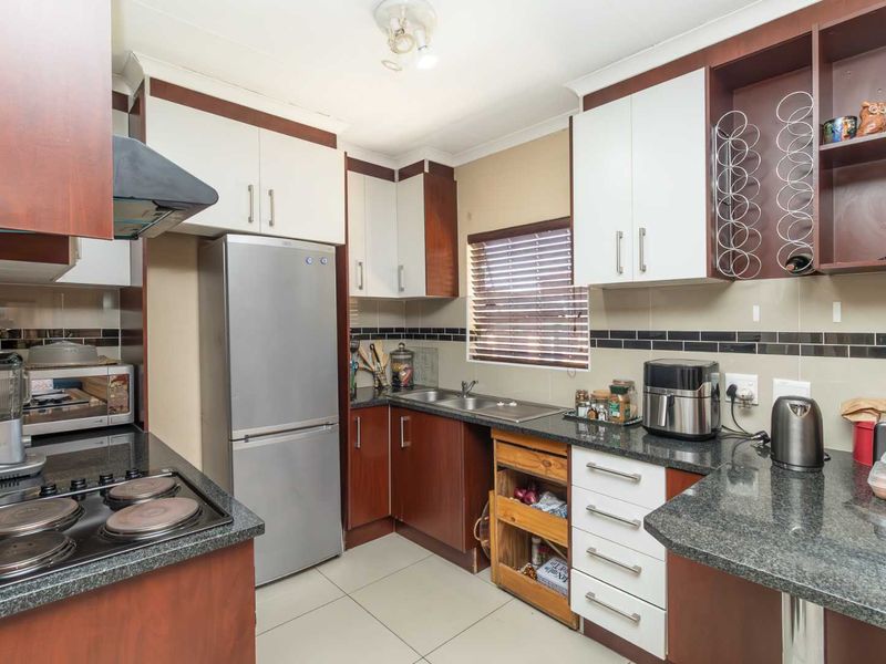 Stunning Corner Stand Townhouse: Largest Garden in a well maintained pet friendly Complex! - Photo 8