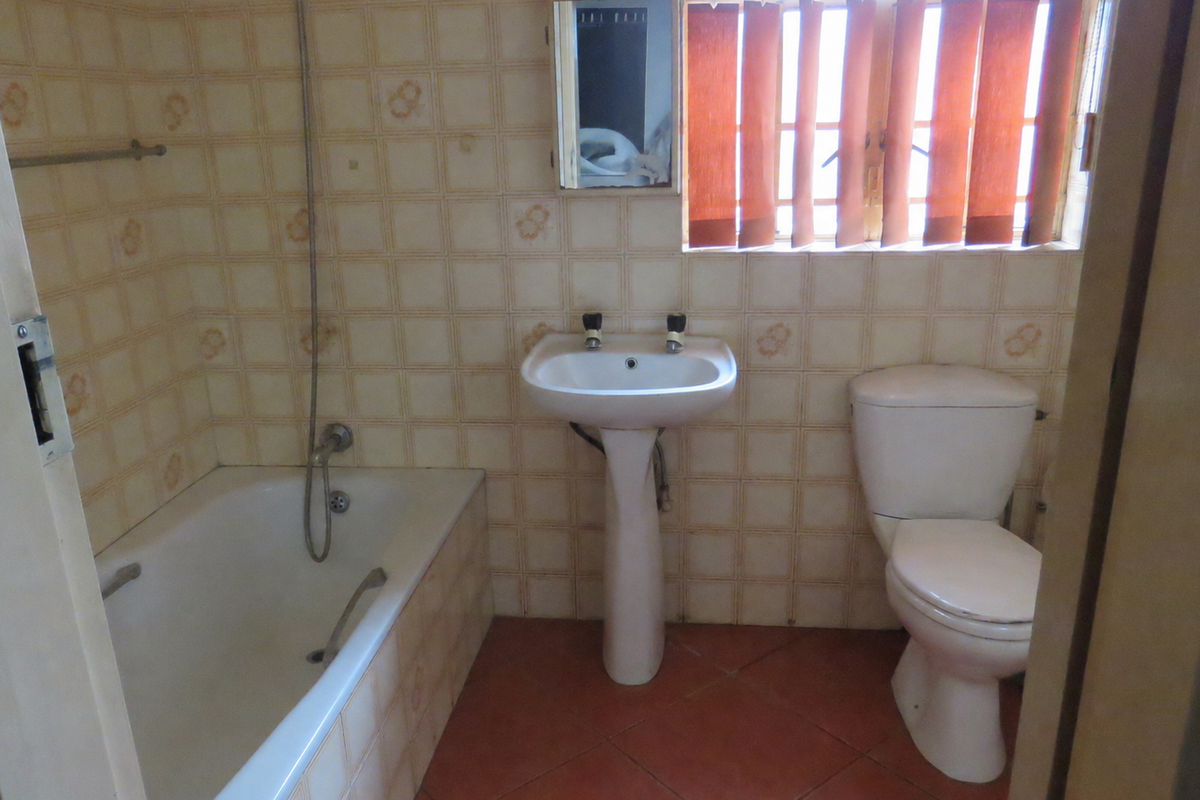 Three bedroom house with cottage in Raceview - Photo 5