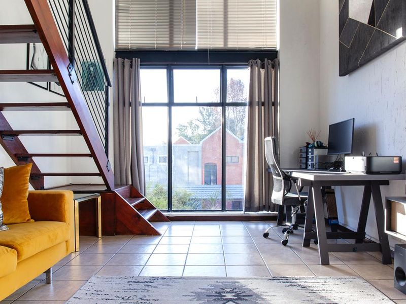 Sunny Loft Apartment with Double Volume Ceilings – Walk to Cresta Mall - Photo 2