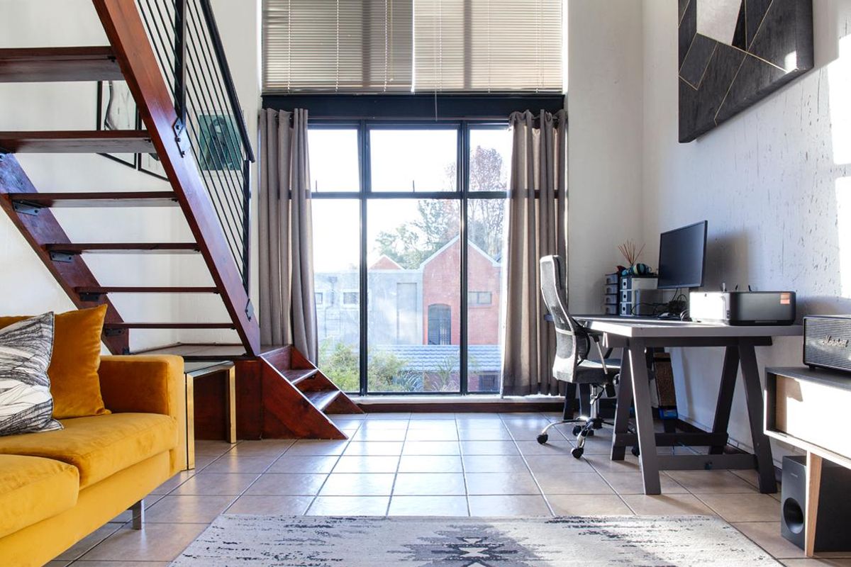 Sunny Loft Apartment with Double Volume Ceilings – Walk to Cresta Mall - Photo 2