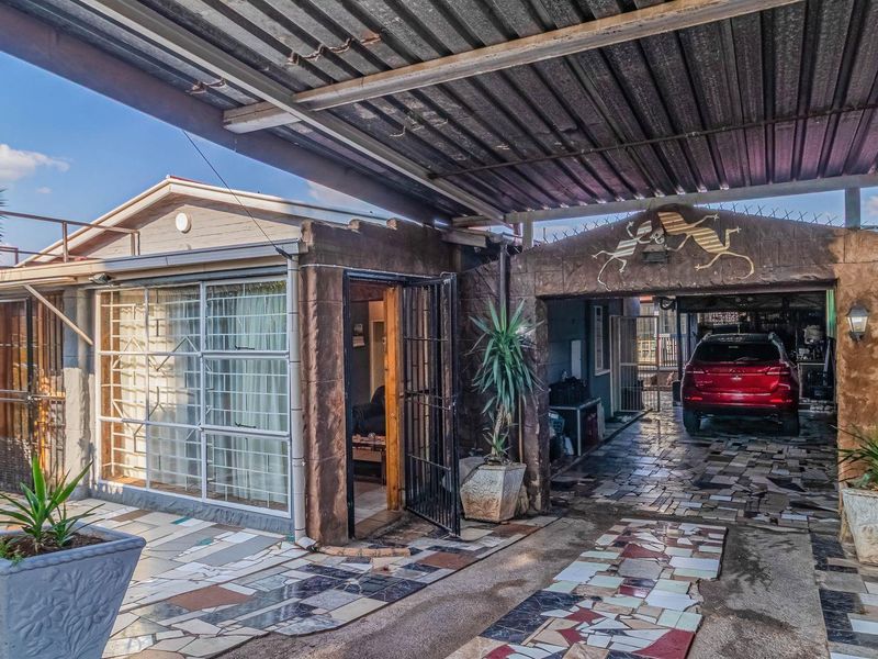 “Secure Corner Living with Space for the Whole Family!”3-Bedroom Home + 2-Bedroom Flatlet | Pool, Entertainment & Parking for 4 Cars - Photo 2