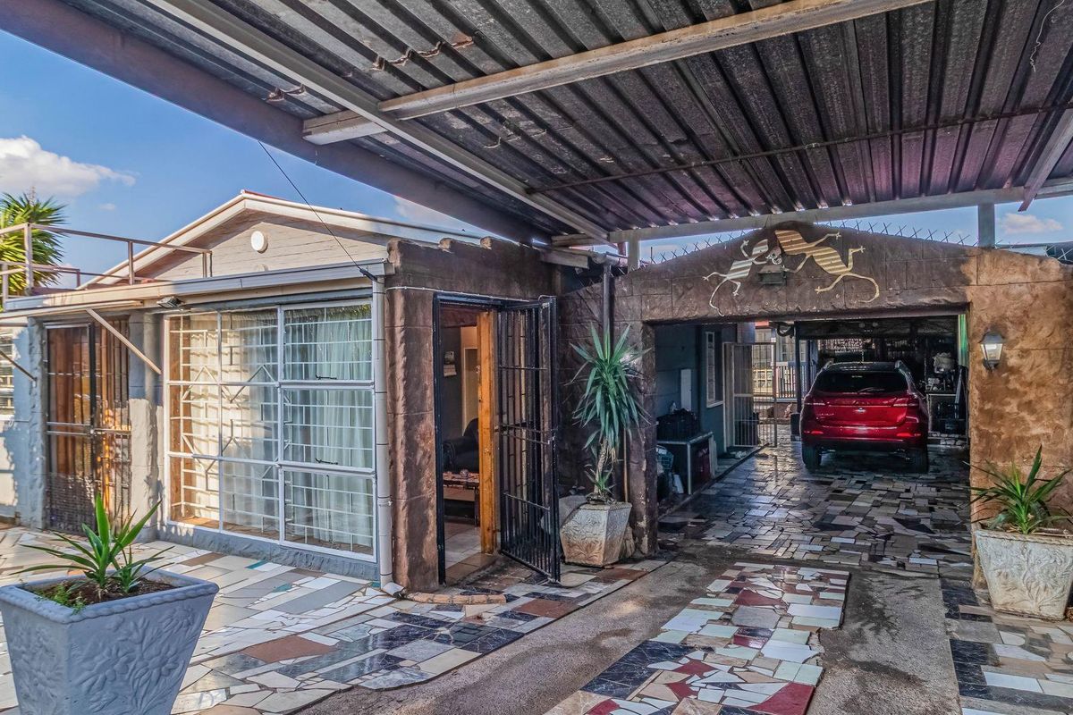 “Secure Corner Living with Space for the Whole Family!”3-Bedroom Home + 2-Bedroom Flatlet | Pool, Entertainment & Parking for 4 Cars - Photo 2