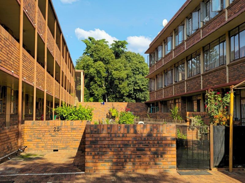 **Spacious 2 Bedroom Apartment for Rent** - Photo 2