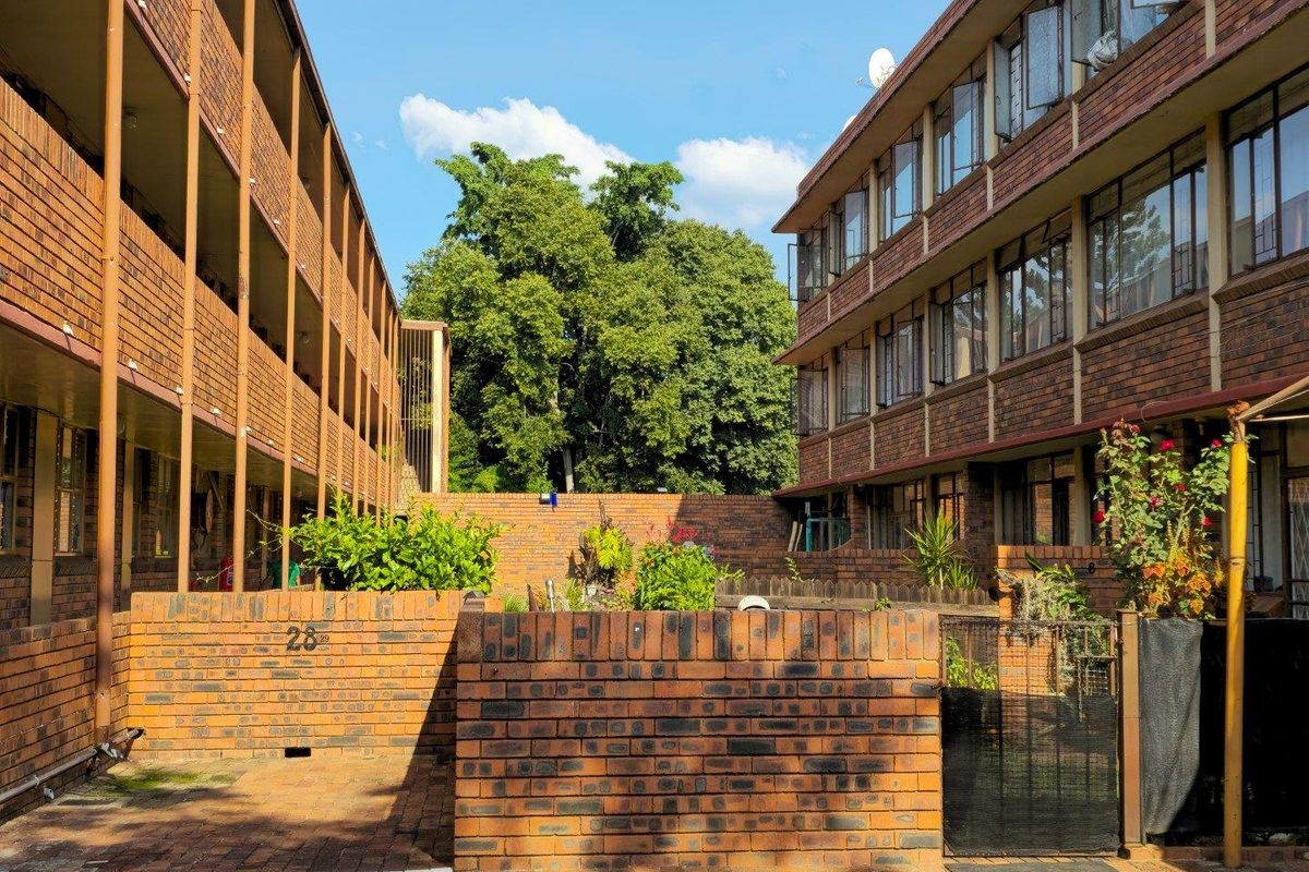 **Spacious 2 Bedroom Apartment for Rent** - Photo 2