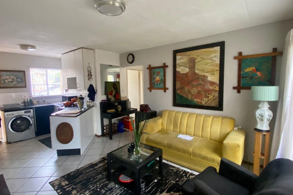 Ground Floor Living: 2-Bedroom Unit - Photo 4