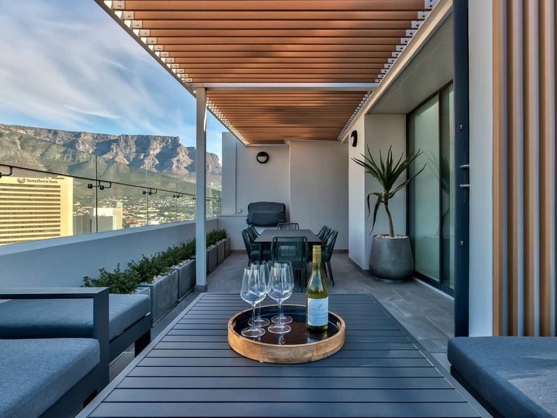 Spectacular 3-Storey Penthouse, Pool & Views! - Photo 9