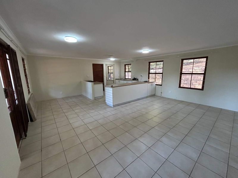 Spacious 2 Bedroom Cottage with Garage & Private Garden - Photo 2