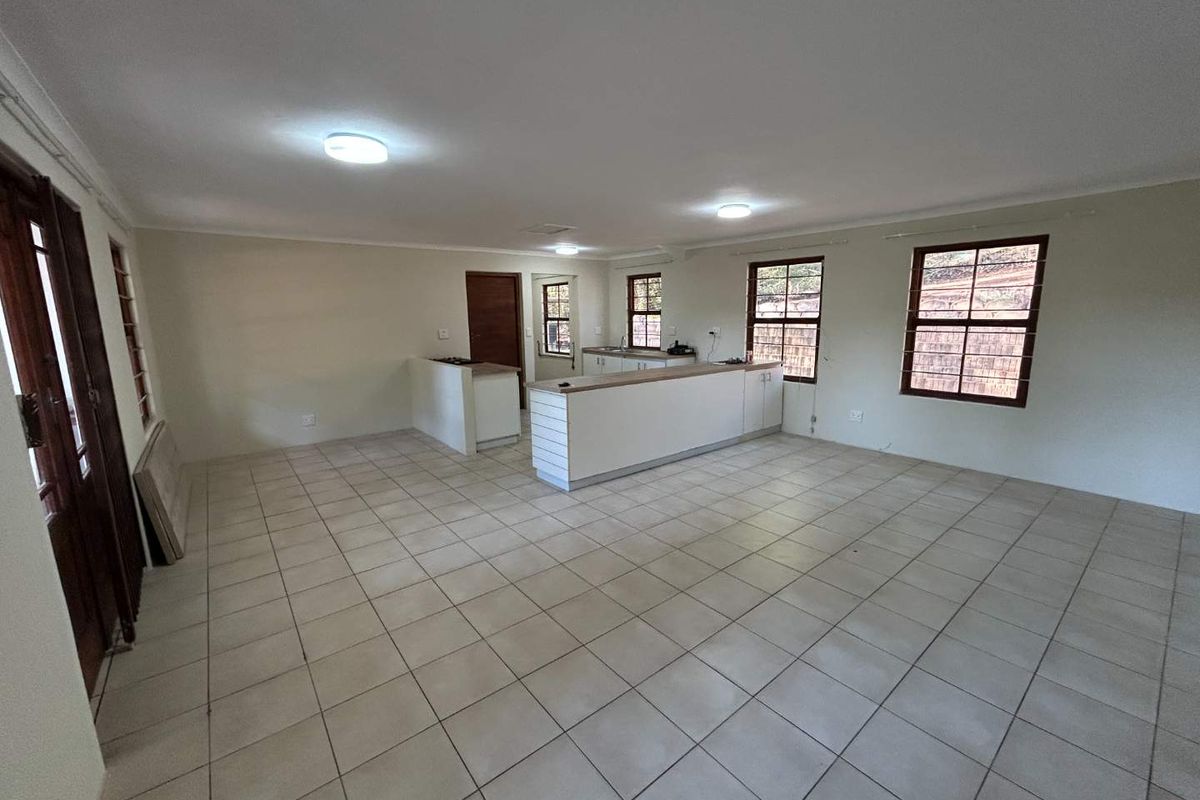 Spacious 2 Bedroom Cottage with Garage & Private Garden - Photo 2