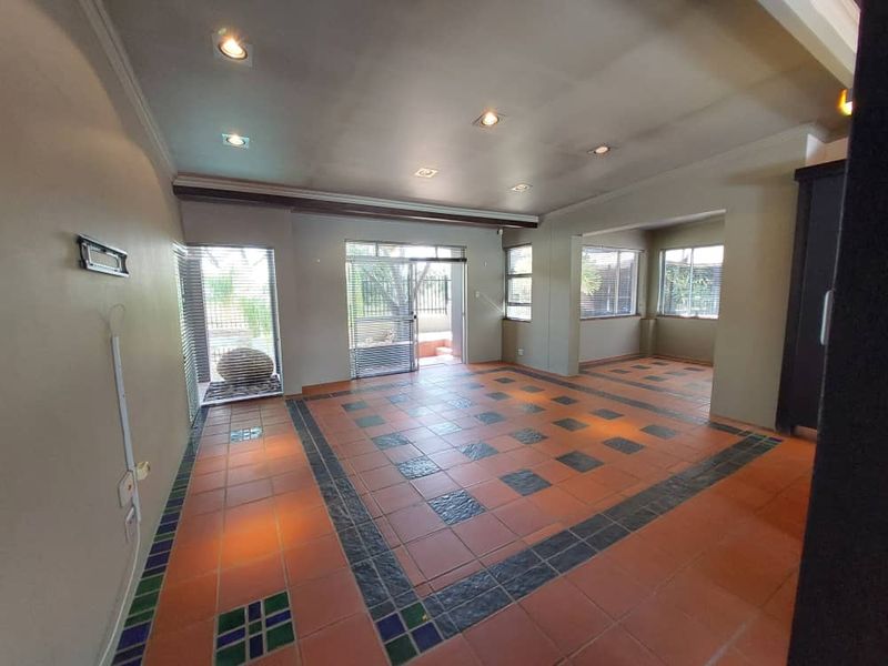 EROSPARK - SPACIOUS FAMILY HOME ON A LARGE ERF - Photo 6