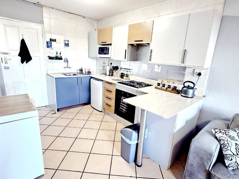 3 Bedroom Townhouse - Photo 3