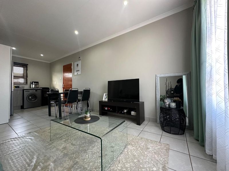 A Charming 2Bedroom Townhouse to Rent in Chessington Complex in Dawn Park - Photo 7