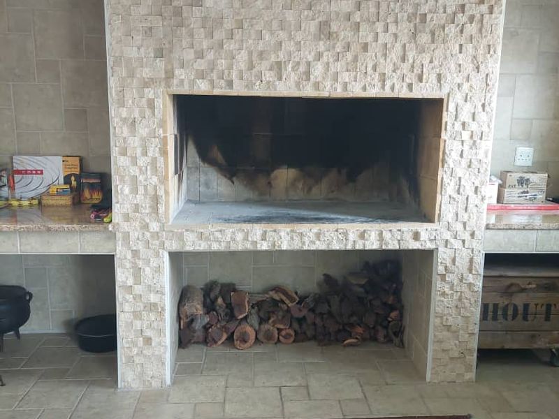 Stunning Corner Property with Dual Entrances - Ideal for Entertaining and Family Living - Photo 7