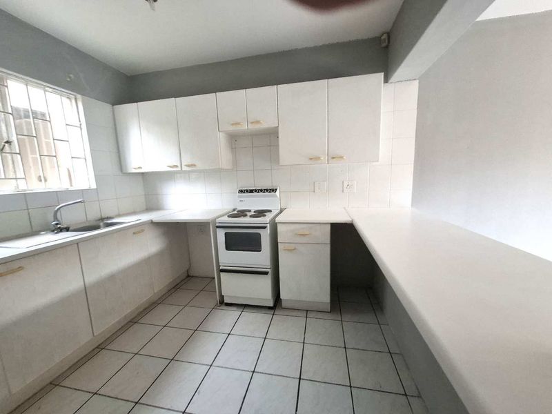 SPACIOUS GROUND FLOOR UNIT CLOSE TO ALL AMENITIES - Photo 10