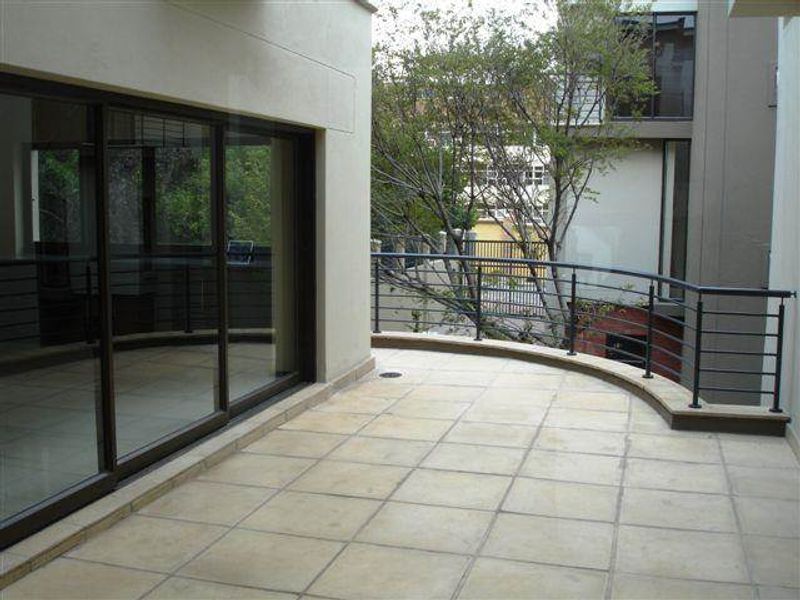 UNFURNISHED SPACIOUS MODERN DUPLEX TOWNHOUSE - Photo 4