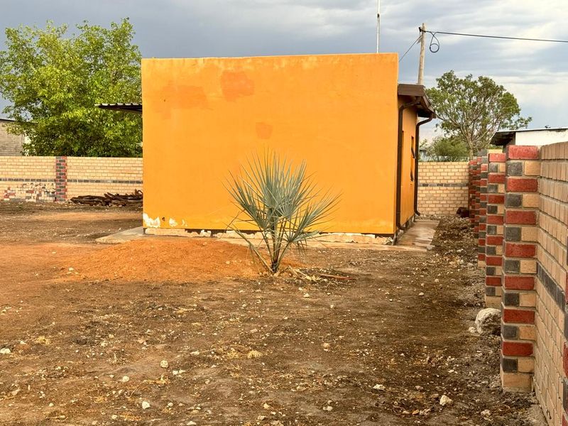 3 BEDROOM HOUSE WITH 2FLATS - Photo 2