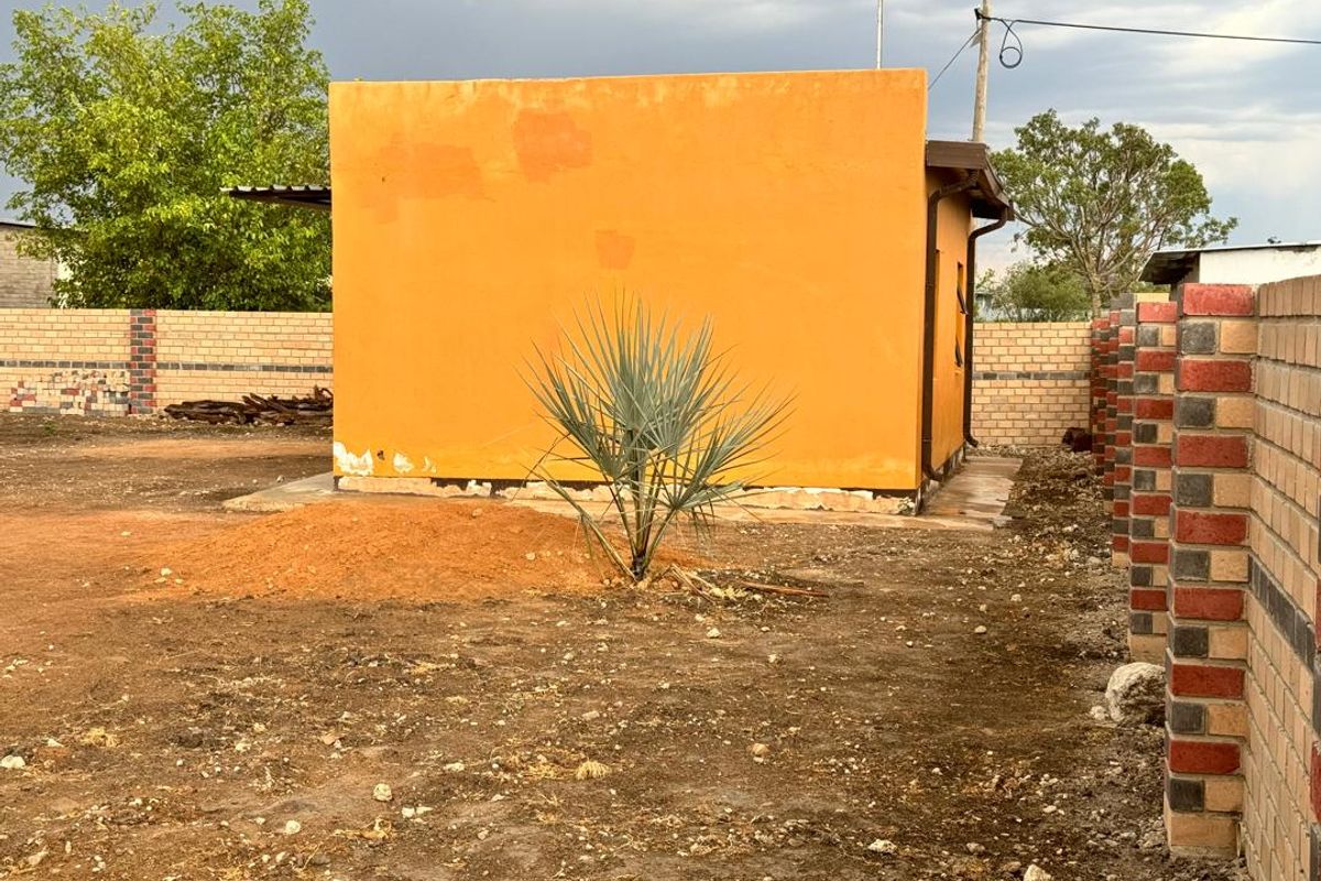 3 BEDROOM HOUSE WITH 2FLATS - Photo 2