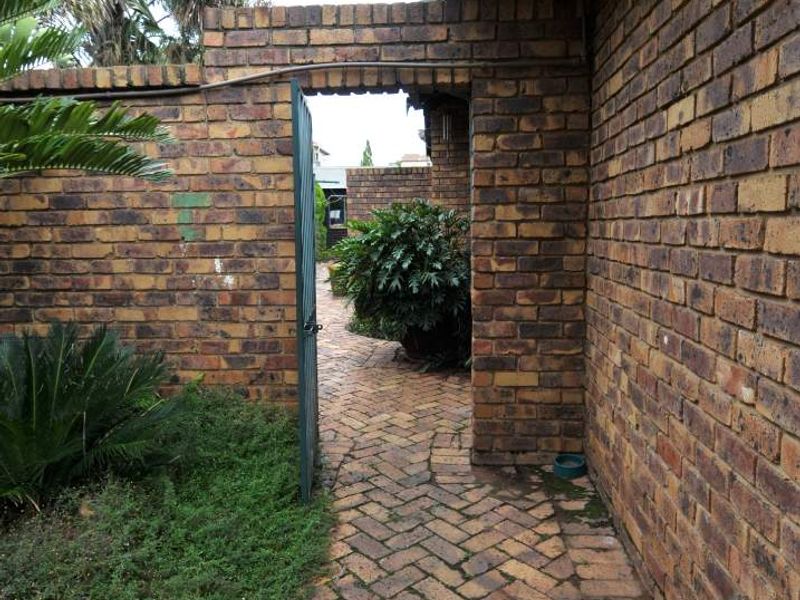Family Home in Boomed-Highveld - Photo 3