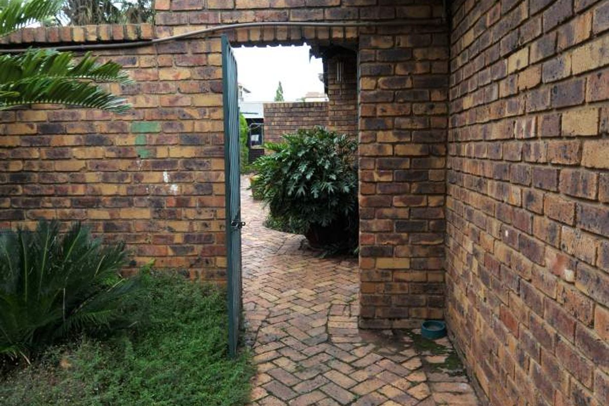 Family Home in Boomed-Highveld - Photo 3