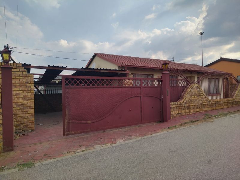 3 bedrooms house for sale in Soshanguve BB - Photo 4