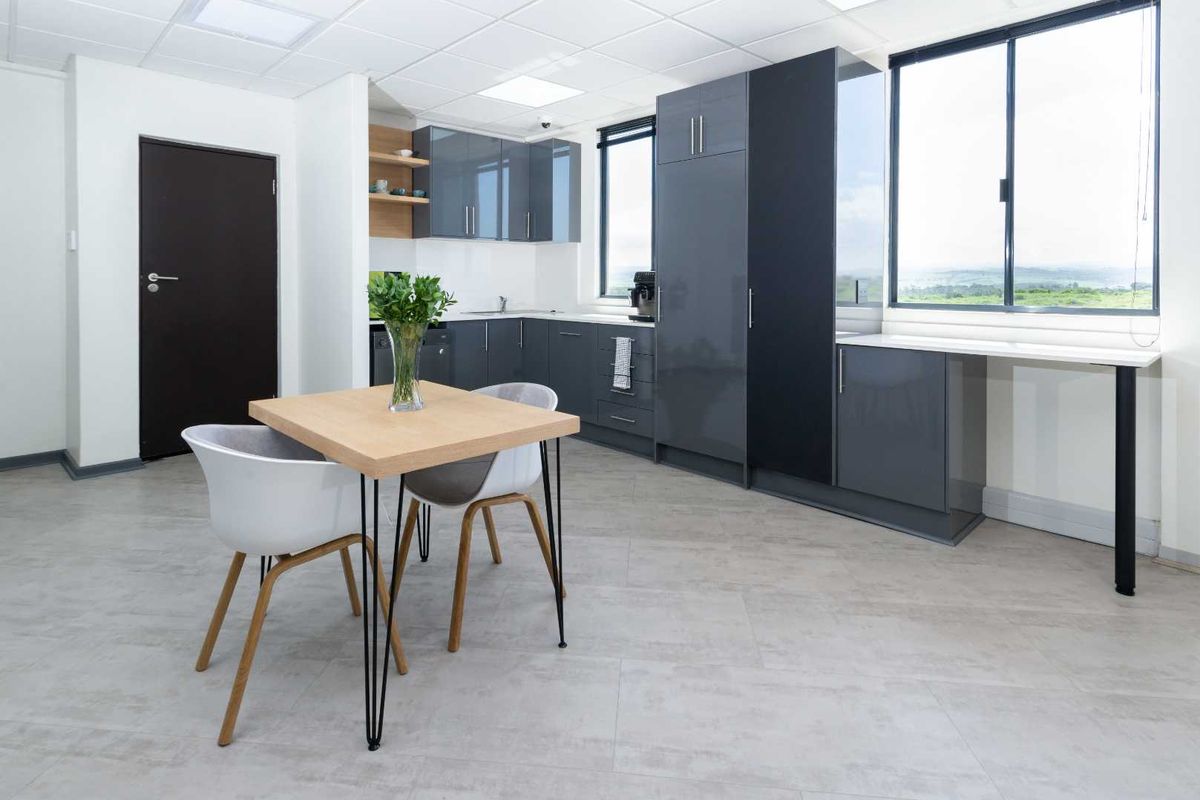 All-inclusive access to coworking space in Regus Ingenuity Park. - Photo 5