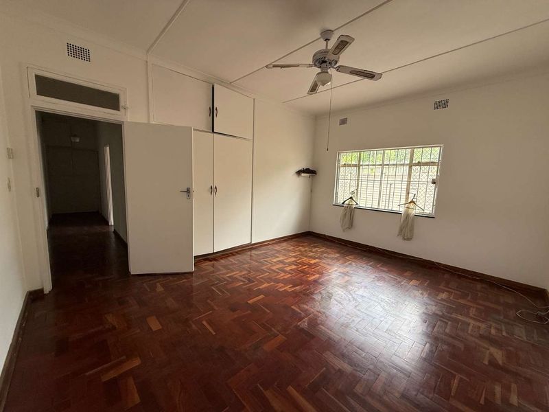 3 Bed House with Batchelor flat - Photo 10