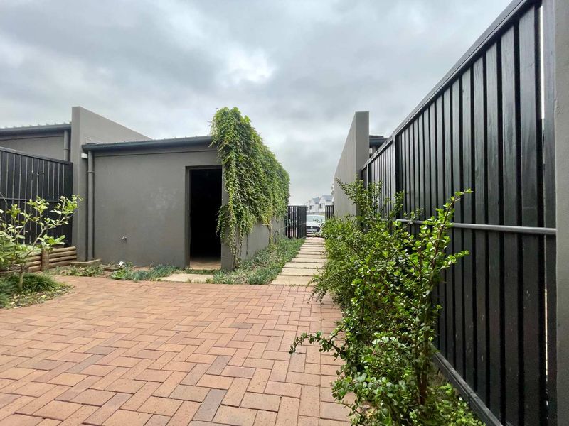 Modern 3 Bedroom Townhouse in Elaleni - Photo 2