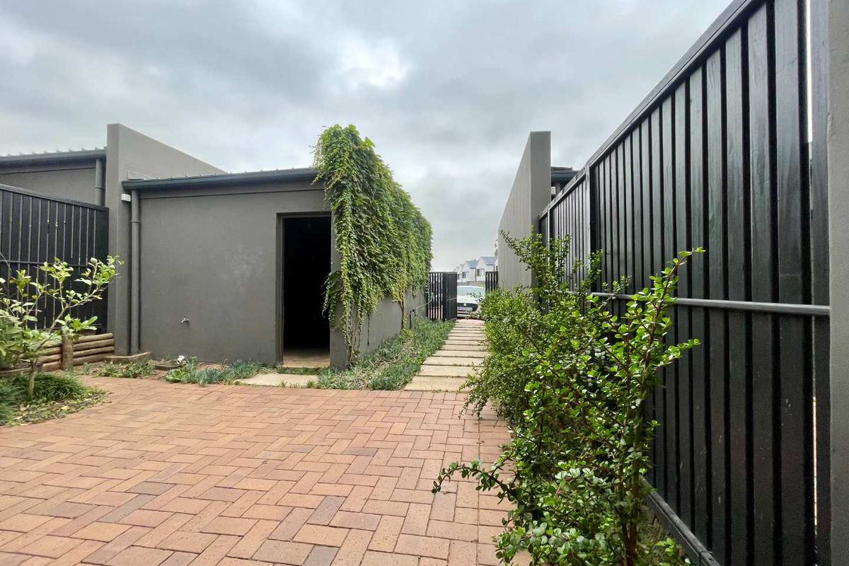 Modern 3 Bedroom Townhouse in Elaleni - Photo 2