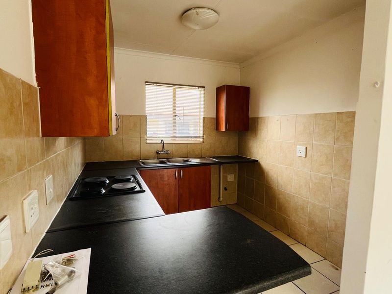 Lock up and go apartment in estate! - Photo 3