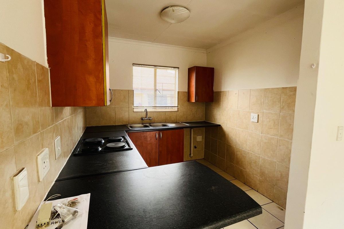 Lock up and go apartment in estate! - Photo 3