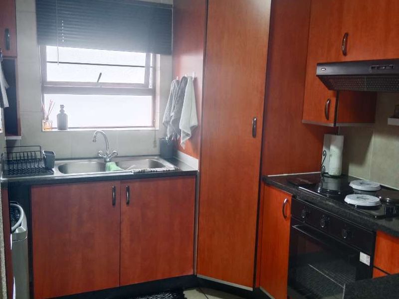 2 Bedroom, 2 Bathroom First-Floor Apartment with Balcony and Built-in Braai To Let - Photo 8