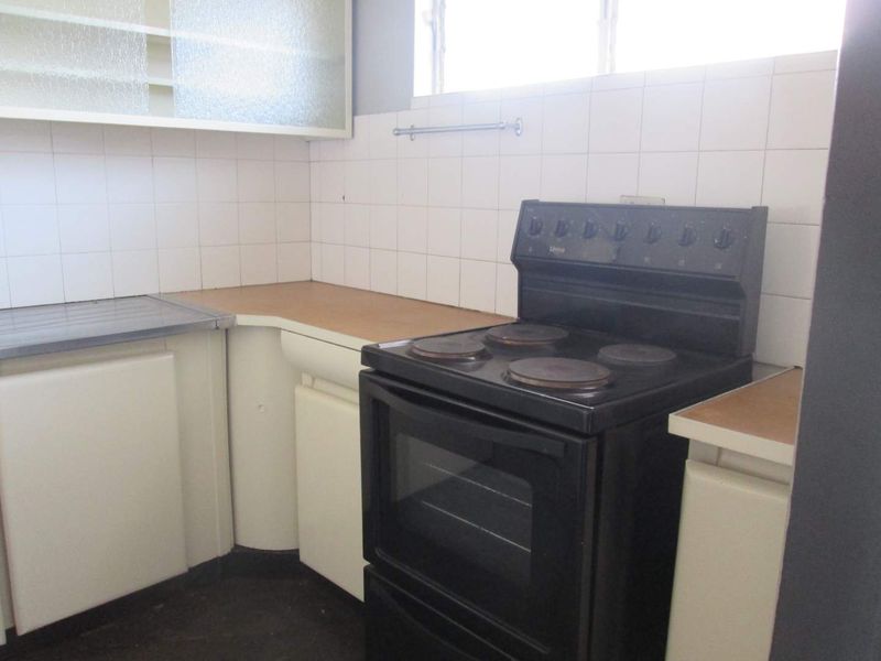 BEAUTIFUL ,NEAT AND CLEAN [1] ONE BEDROOM FLAT FOR SALE IN ARCADIA ' PRETORIA ' - Photo 8