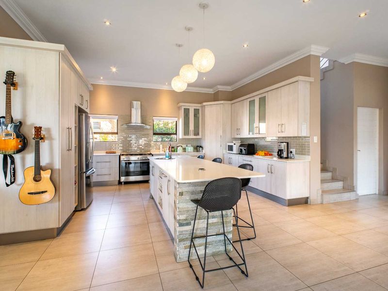 Elegant Greenbelt Retreat with 5 Bedrooms for Sale in Stone Ridge Country Estate - Photo 2