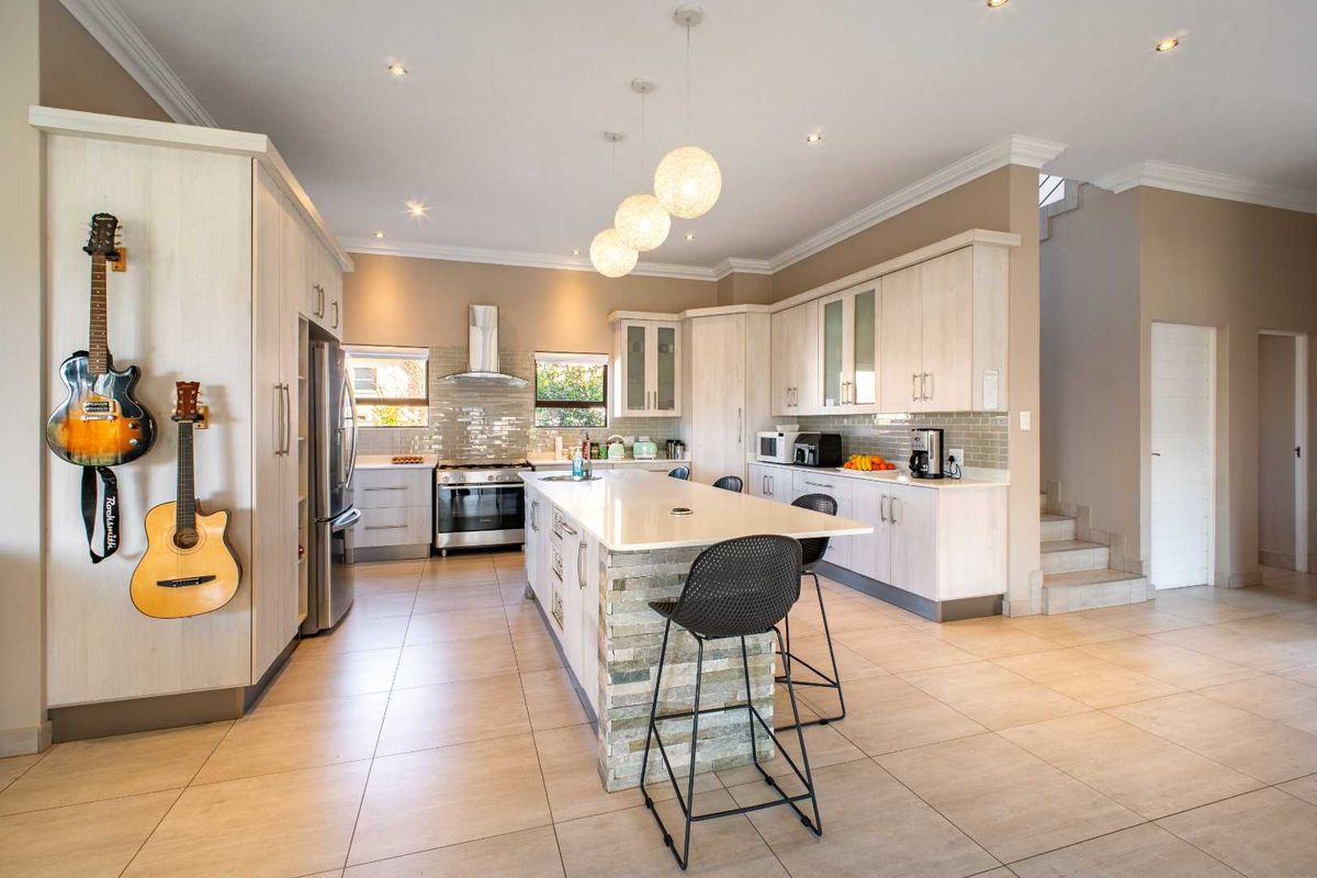 Elegant Greenbelt Retreat with 5 Bedrooms for Sale in Stone Ridge Country Estate - Photo 2