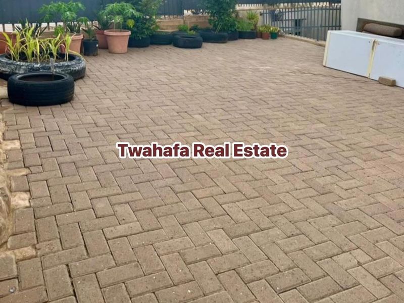 Spacious Townhouse - Photo 5