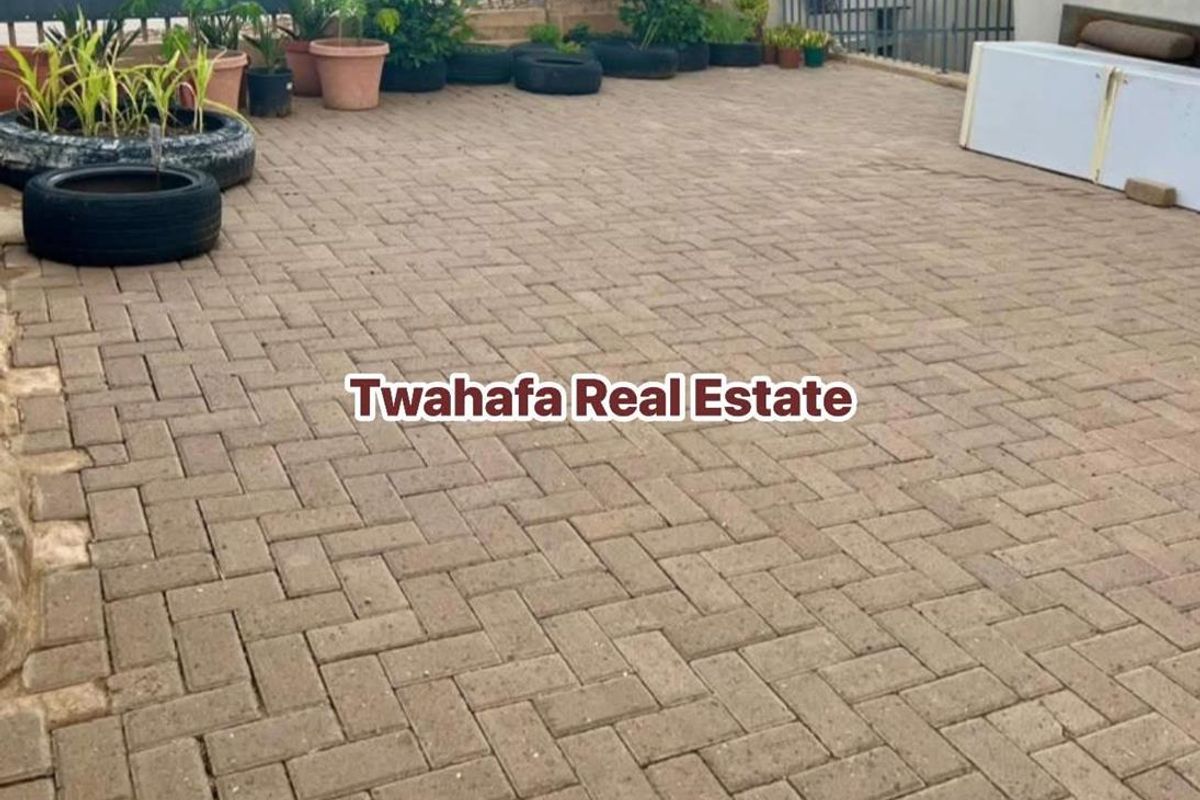 Spacious Townhouse - Photo 5