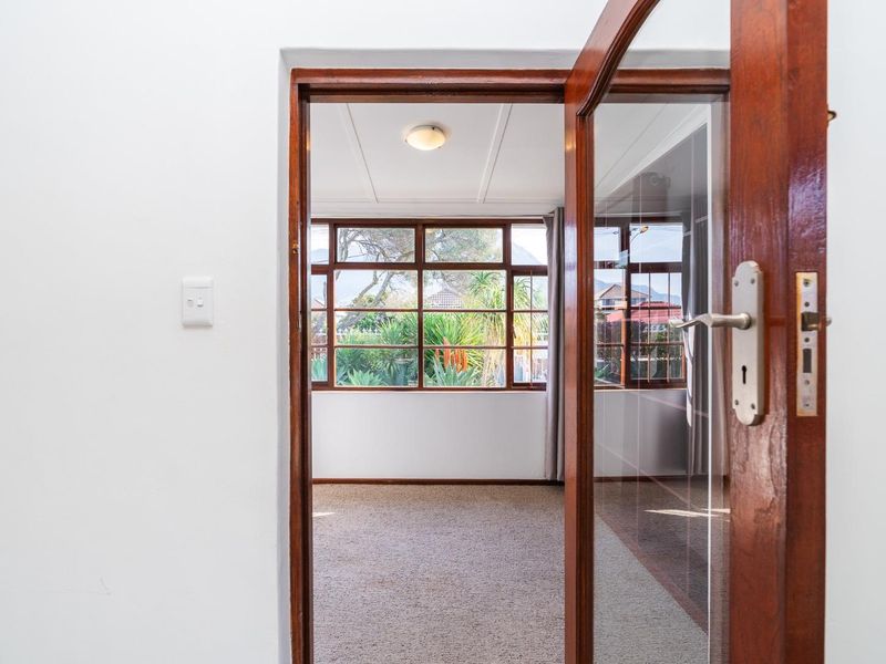 Large Family Home with Table Mountain Views in Little Mowbray. - Photo 8