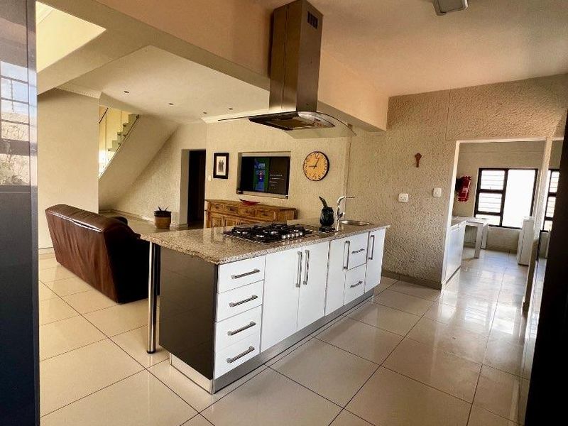 Spacious Modern House - Photo 2