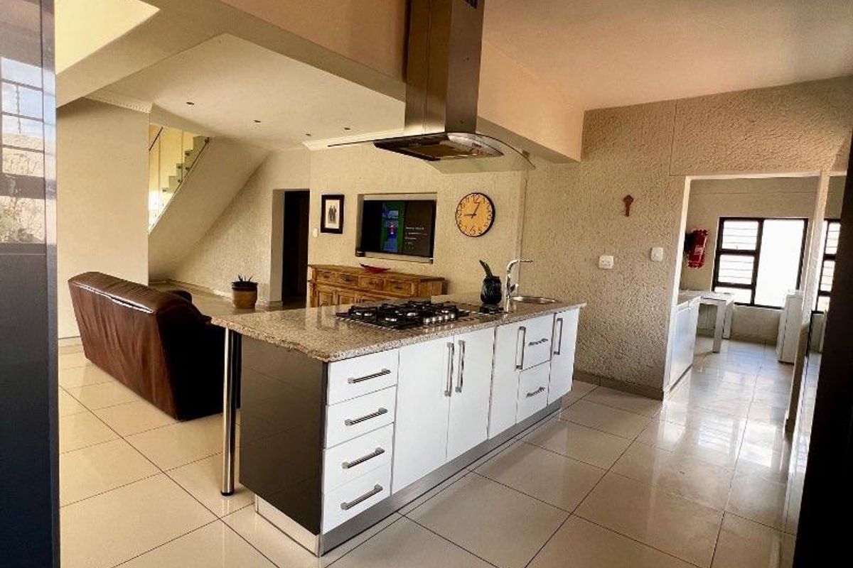 Spacious Modern House - Photo 2