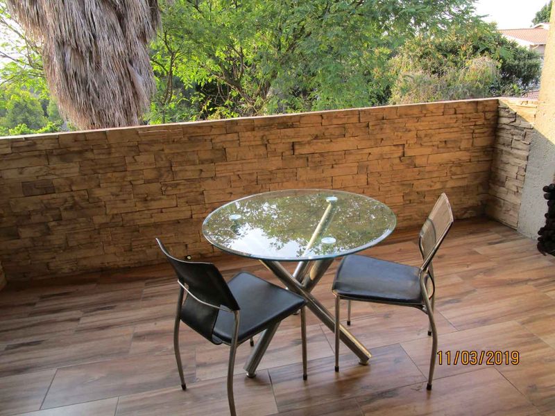 STUPENDOUS  1 BED APARTMENT IN QUIET COMPLEX IN BRAMLEY PARK - Photo 9