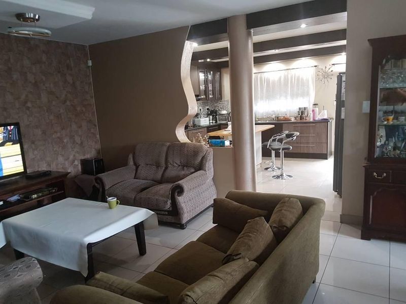 STUNNING DOUBLE-STOREY 4 BEDROOM HOUSE FOR SALE IN HOCHLAND PARK - Photo 8