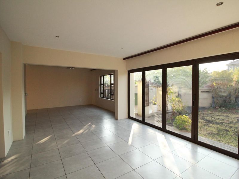 Elegant Family Living in a Quiet Cul-de-Sac | Blue Valley Golf Estate - Photo 4