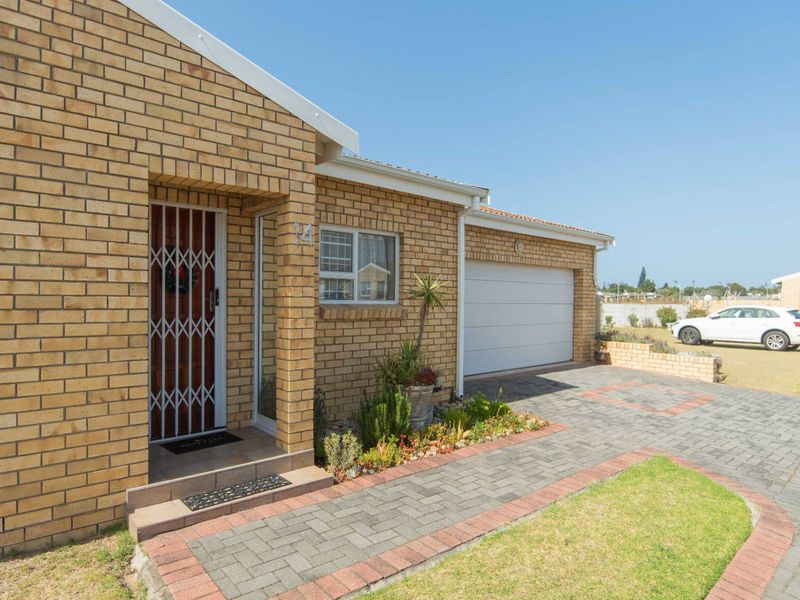 Charming and Low Maintenance - Photo 3