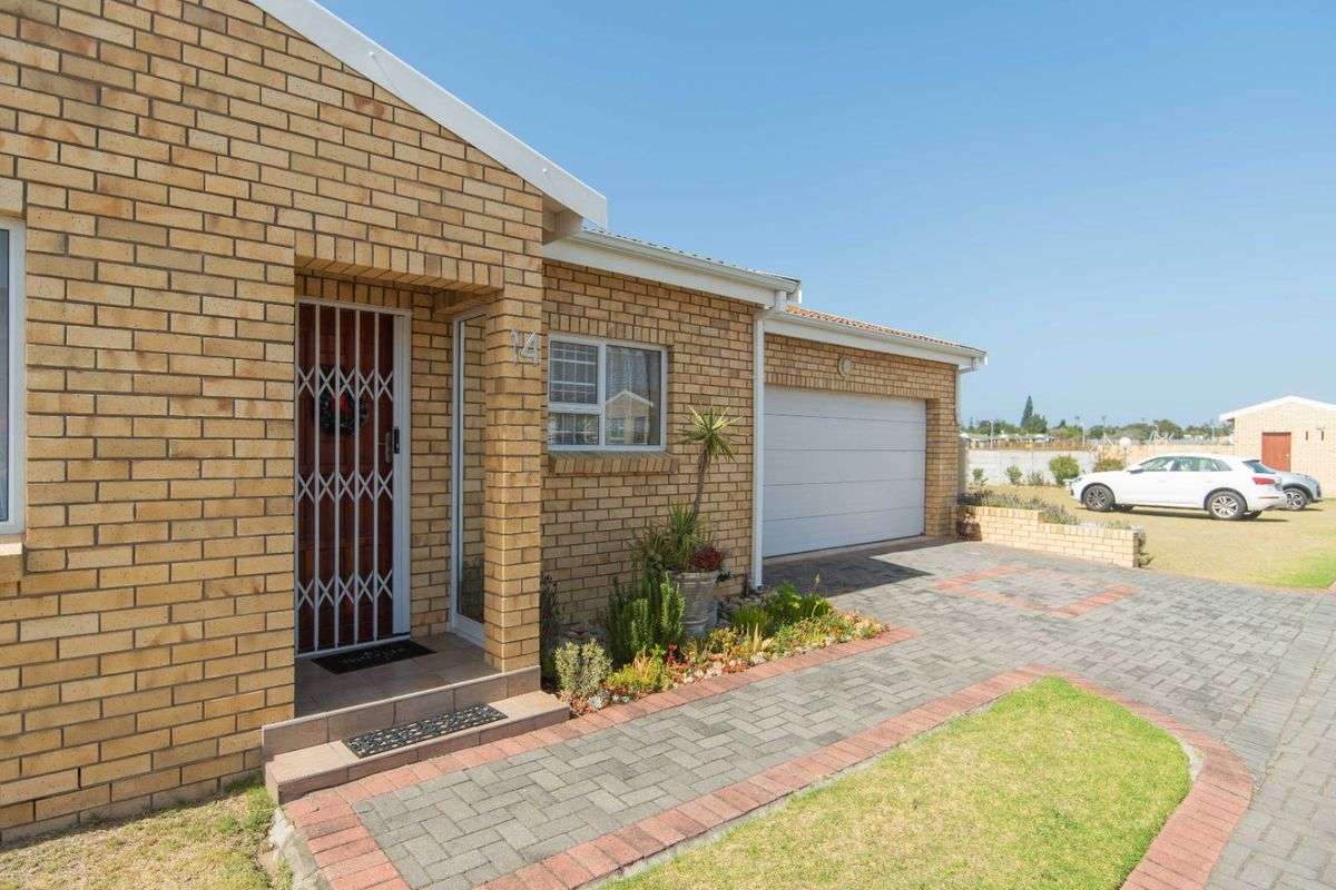 Charming and Low Maintenance - Photo 3