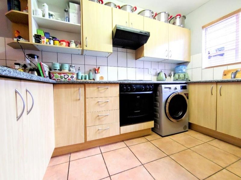 Lovely Ground Floor Unit Now Available For Sale in Malachite Mews. - Photo 6