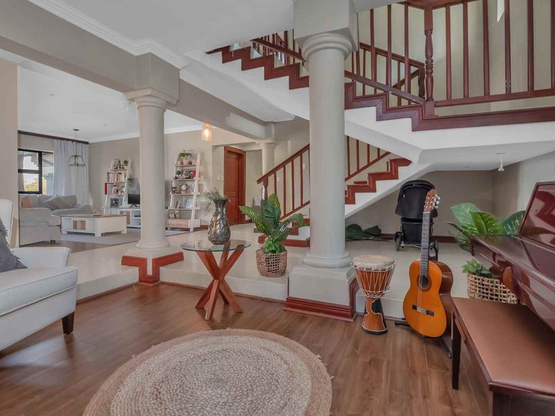 LARGE FAMILY HOME CLOSE TO GREEN BELT - Photo 3