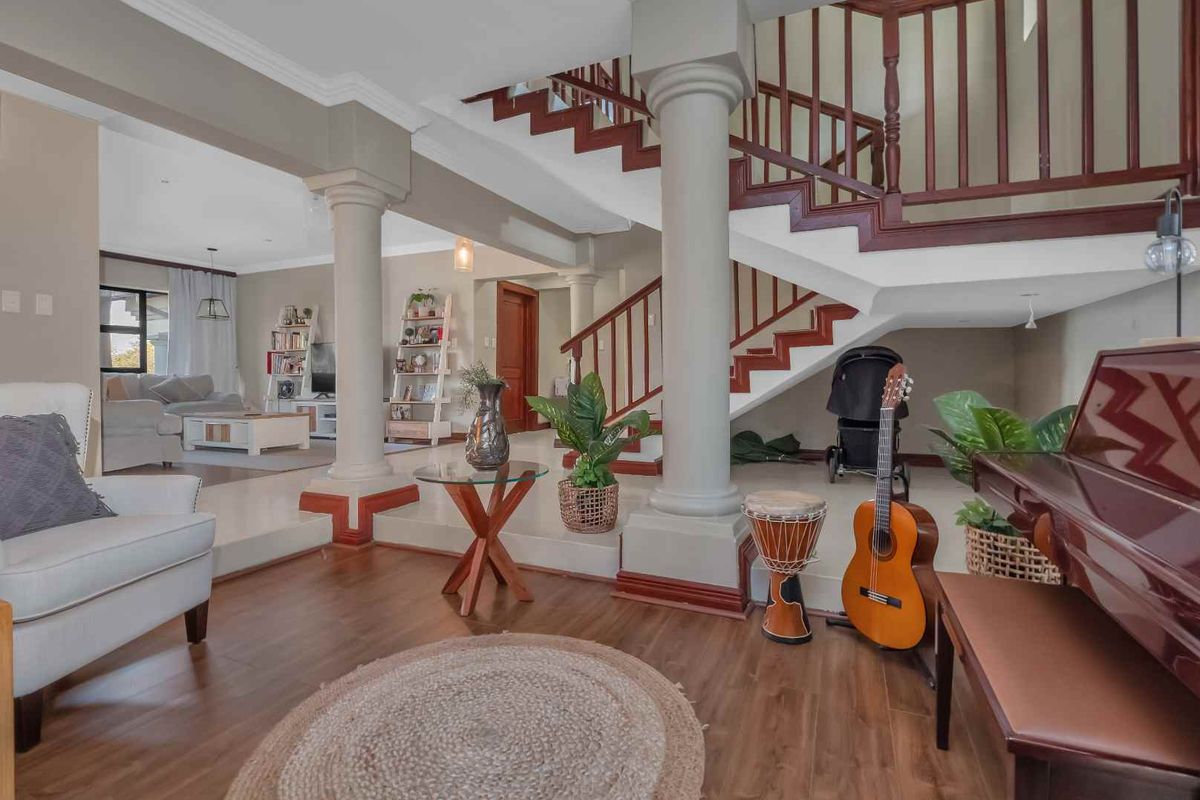 LARGE FAMILY HOME CLOSE TO GREEN BELT - Photo 3