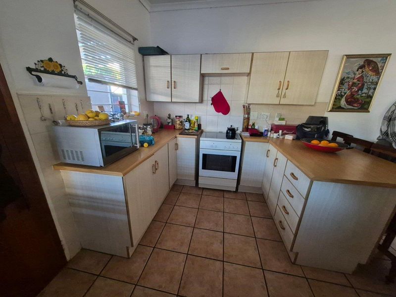 Spacious 3-Bedroom Simplex in Lifestyle Complex - Photo 3