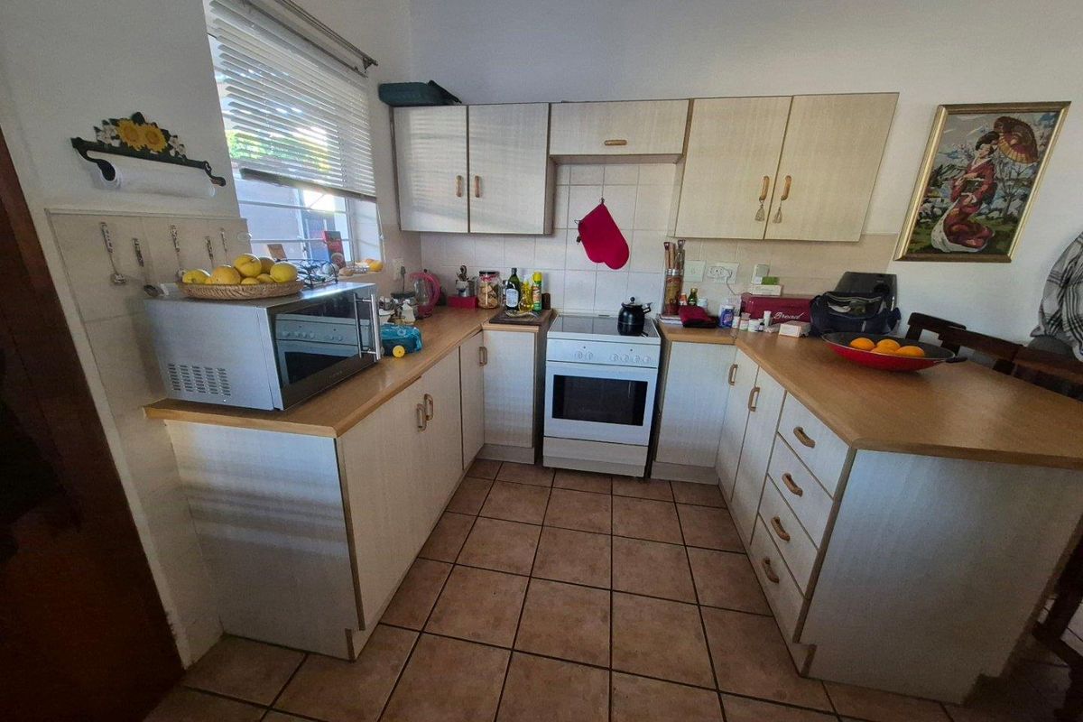 Spacious 3-Bedroom Simplex in Retirement Lifestyle Complex. - Photo 3