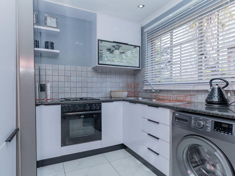 Modern, Safe & Secure 3-Bedroom Townhouse in Van Riebeeck Park - Photo 10