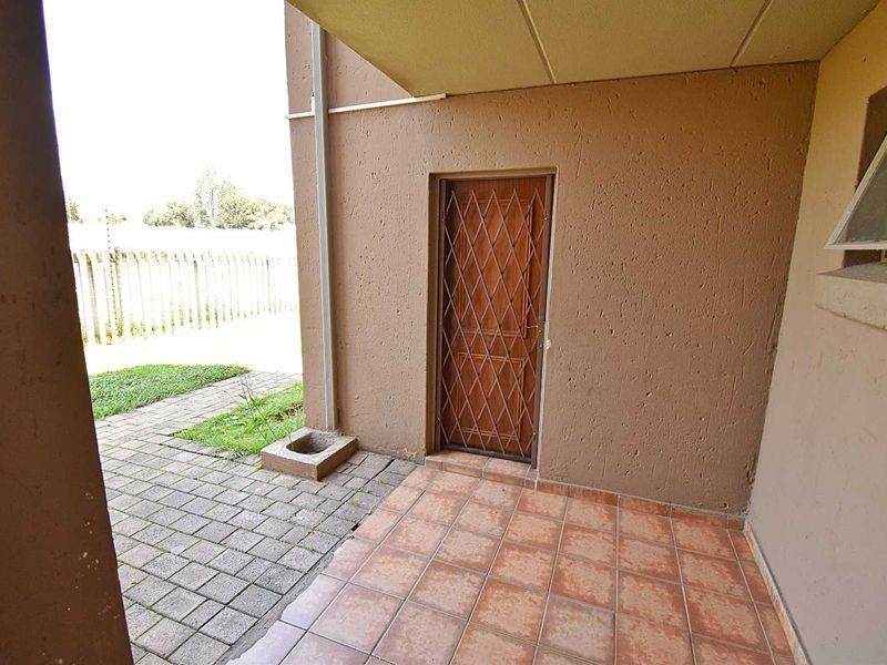 Ground Floor Townhouse - Photo 2